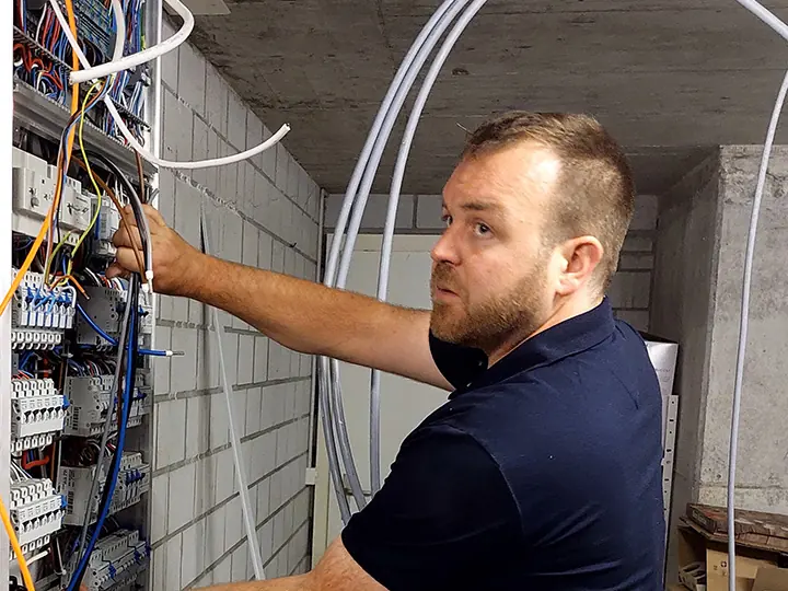 Elektriker Christian Huber verdrahtet einen Verteilkasten für die Anbindung der Solaranlage