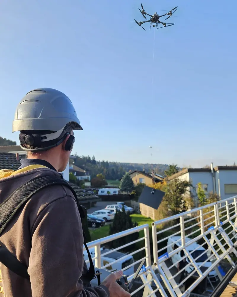Drohnenpilot von Future Power steuert eine Drohne für Luftaufnahmen der Modulfläche