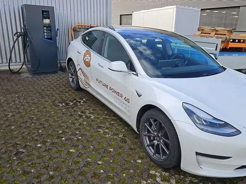 Elektroauto an einer Wandladestation vor dem Betrieb der Future Power AG