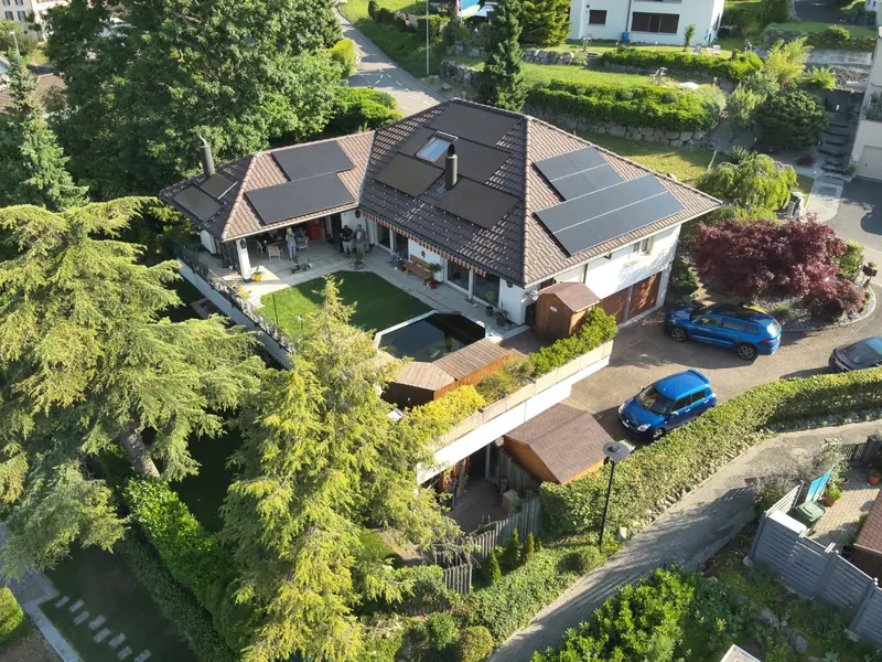 Luftaufnahme der Photovoltaikanlage in Anglikon mit 15,84 kWp Leistung