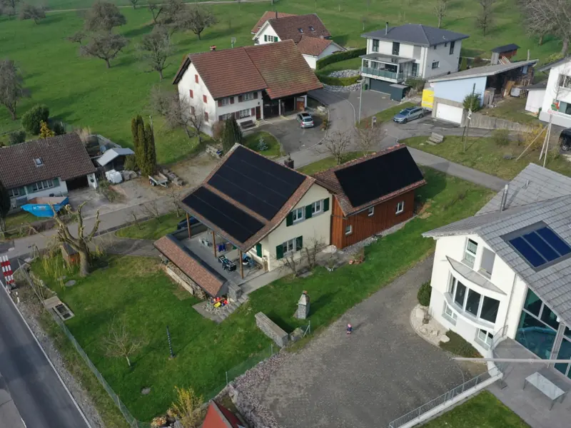 Luftaufnahme der Photovoltaikanlage in Dürrenäsch mit 19,8 kWp Leistung