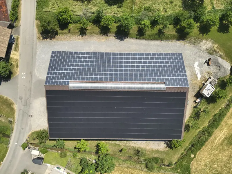 Luftaufnahme der Photovoltaikanlage in Retterswil mit 158,4 kWp Leistung