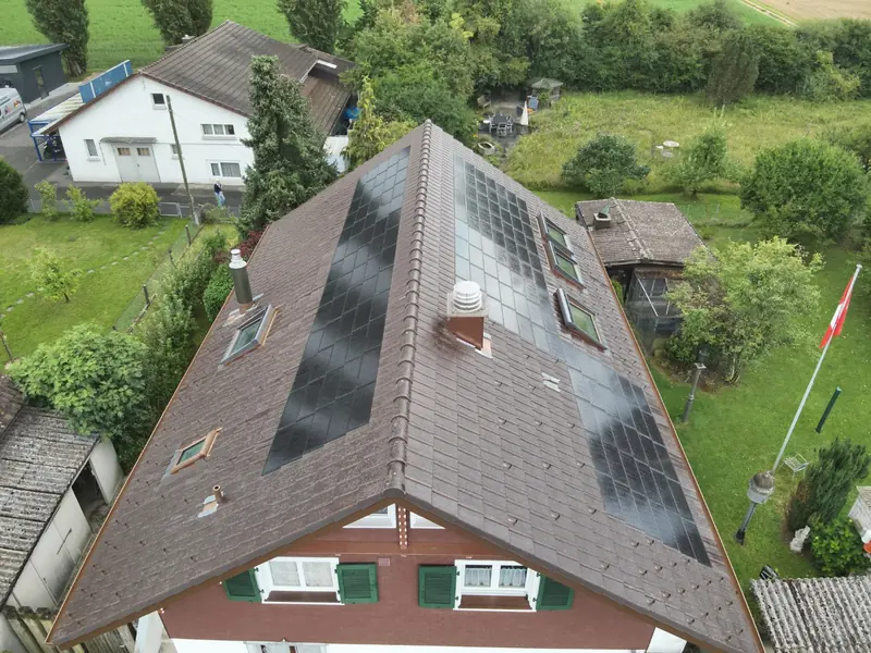 Luftaufnahme der Photovoltaikanlage in Schafisheim mit 14,08 kWp Leistung