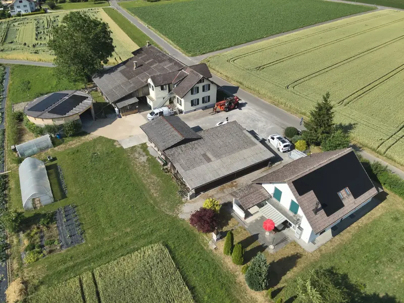 Luftaufnahme der Photovoltaikanlage in Schafisheim mit 25,96 kWp Leistung