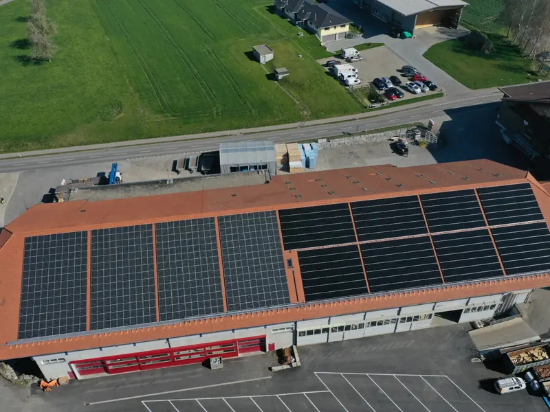 Luftaufnahme der Photovoltaikanlage in Schongau mit 122,76 kWp Leistung