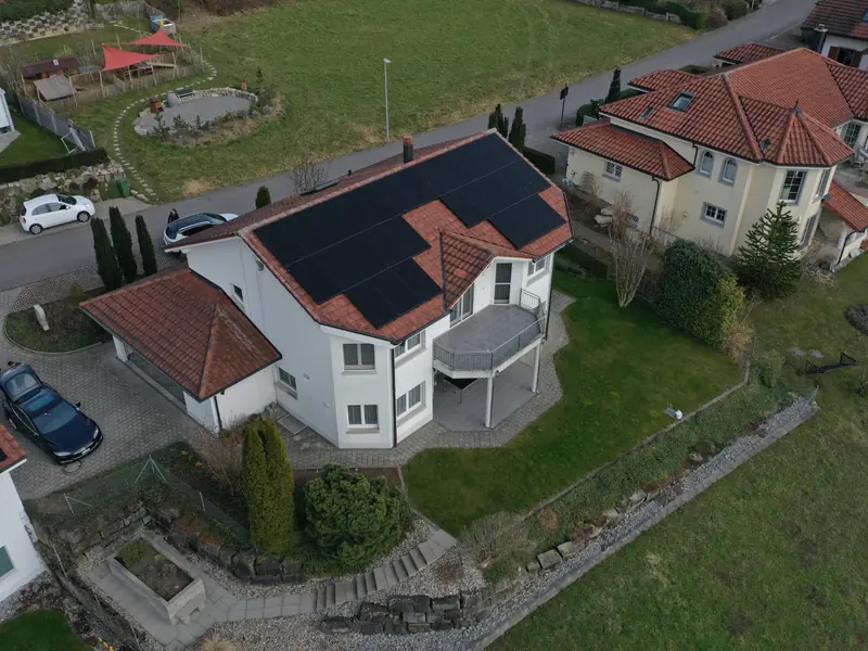 Luftaufnahme der Photovoltaikanlage in Seengen mit 12,32 kWp Leistung