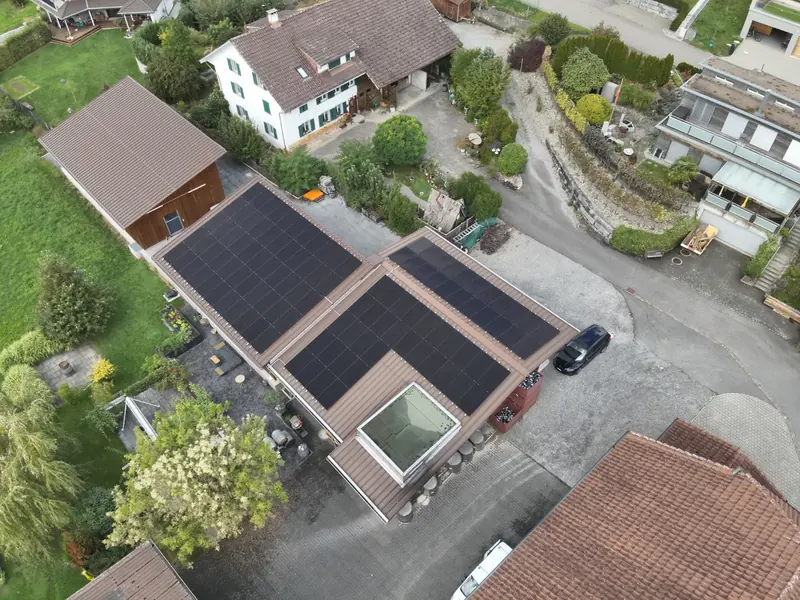 Luftaufnahme der Photovoltaikanlage in Seengen mit 47,96 kWp Leistung