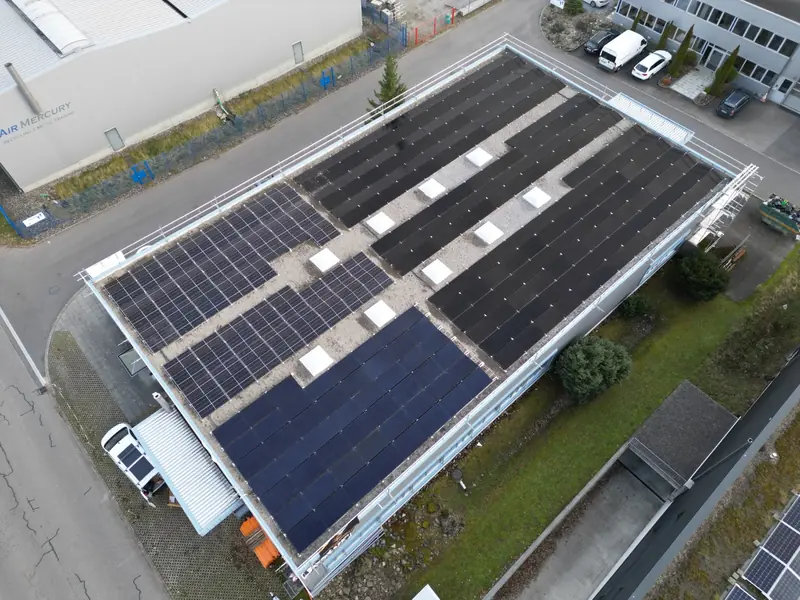 Luftaufnahme der Photovoltaikanlage in Seon mit 140,72 kWp Leistung