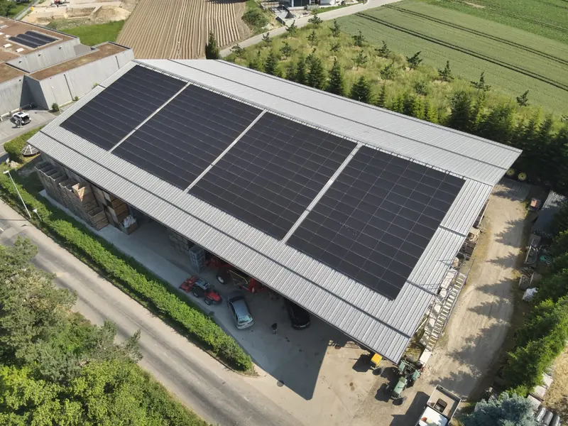 Luftaufnahme der Photovoltaikanlage in Waltenschwil mit 148,72 kWp Leistung