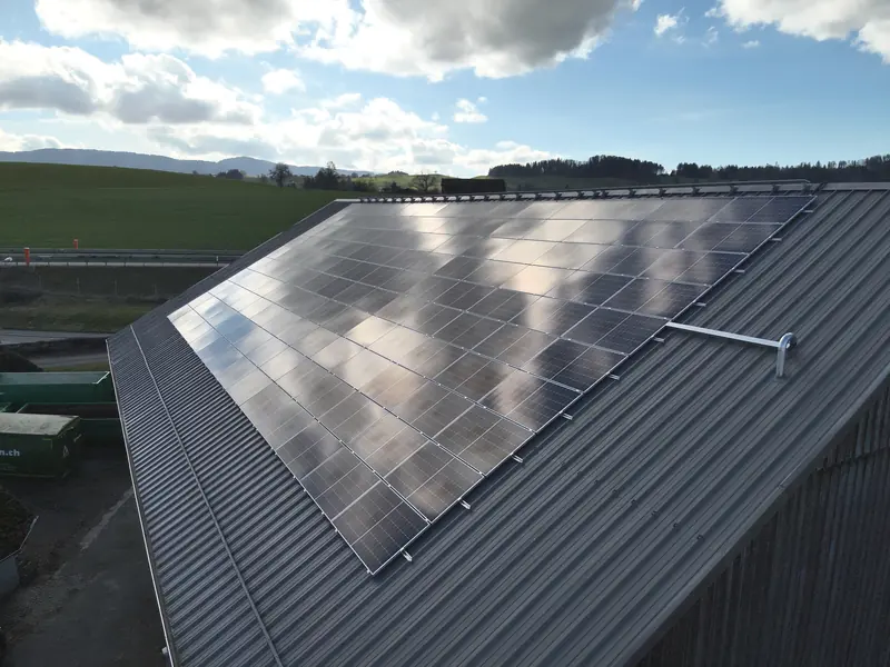 Photovoltaikanlage Wädenswil, 315,92 kWp Luftaufnahme der Photovoltaikanlage in Wädenswil mit 315,92 kWp Leistung
