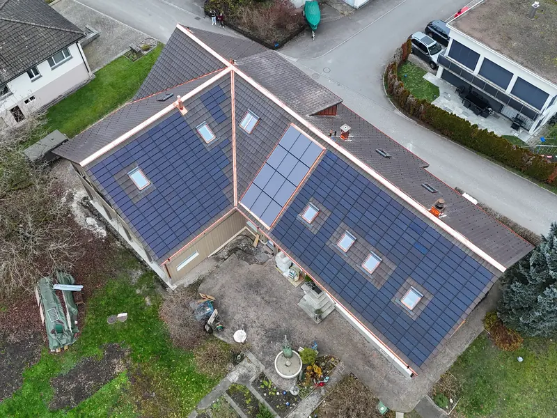 Luftaufnahme der Photovoltaikanlage in Dintikon mit 19,33 kWp Leistung