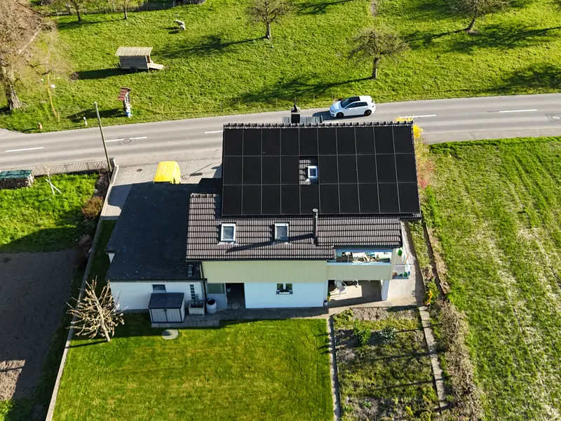Luftaufnahme der Photovoltaikanlage in Dürrenäsch mit 12,76 kWp Leistung