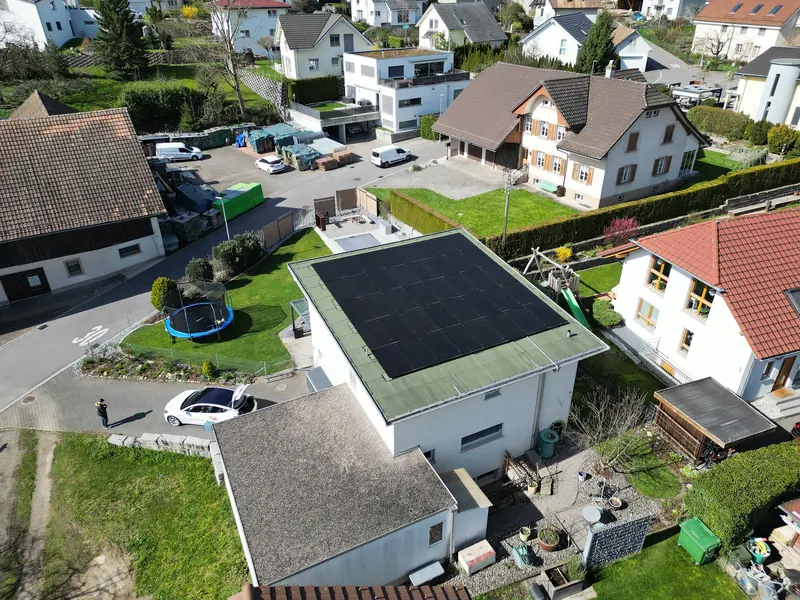 Luftaufnahme der Photovoltaikanlage in Erlinsbach mit 17,6 kWp Leistung