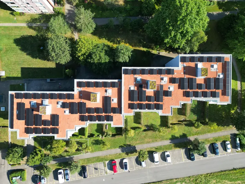 Luftaufnahme der Photovoltaikanlage in Hinterkappelen mit 75,26 kWp Leistung