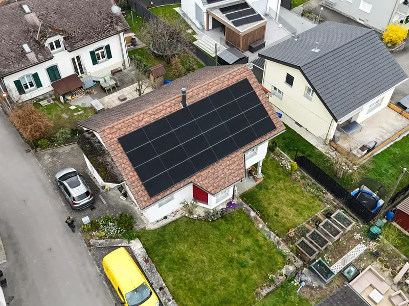 Luftaufnahme der Photovoltaikanlage in Schafisheim mit 10,56 kWp Leistung