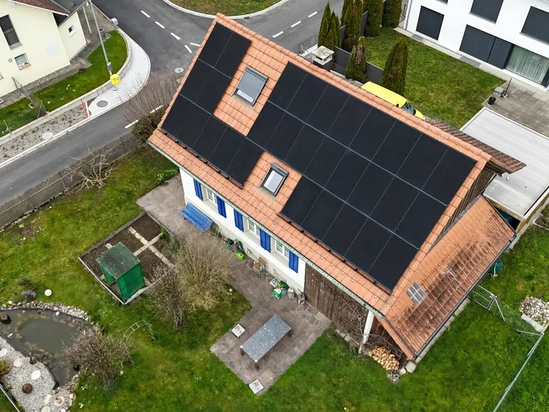 Luftaufnahme der Photovoltaikanlage in Schafisheim mit 13,2 kWp Leistung