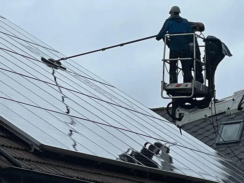 Reinigung einer Photovoltaikanlage von einer Hebebühne aus